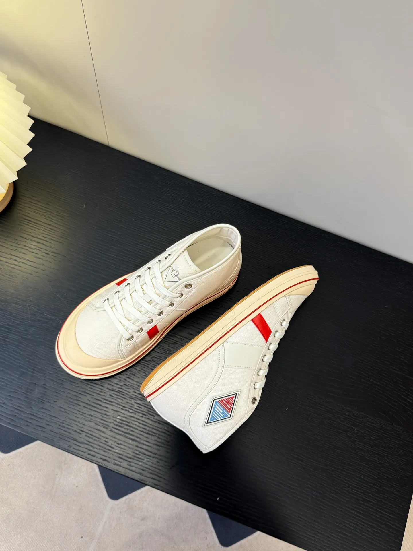 👟👟Ex-factory price 480👟👟 (Men’s size +1️⃣0️⃣) BVOrbit’s latest 2025 catwalk model, developed 1:1 from the original board, classic color matching elements! This is the biggest highlight of this shoe, eye-catching but not exaggerated design, super cool for daily use, super versatile whether paired with pants, sweaters or skirts, looks good no matter how you wear it, the more you look at it, the more you like it ❗️ Outsole: Original outsole Color: 4 colors Size: Female 35-40 Male 39-44